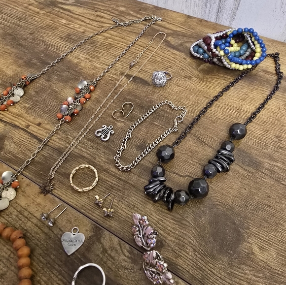 Jewerly Lot Of 15, Necklaces, Pendants, Earrings, Bracelets. Nothing Broken - Picture 5 of 6